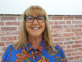 Erin Lovell Head Shot